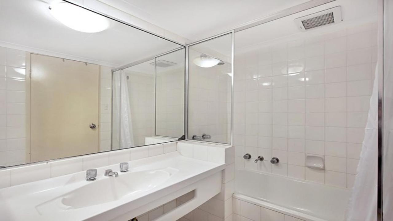 Studio With Balcony At College St Сидней Экстерьер фото